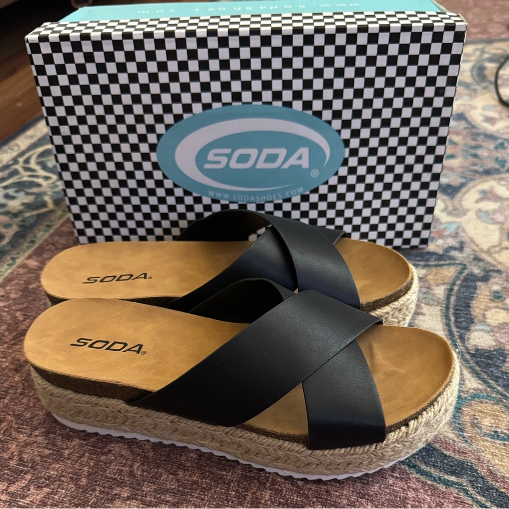 Soda Black and Tan Espadrille Platform Sandals 9 NIB